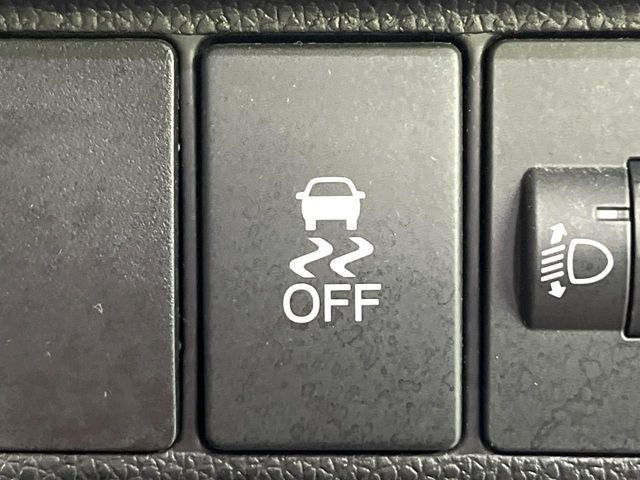 【横滑り防止装置】車両の横滑りを感知すると、自動的に車両の進行方向を保つように車両を制御します。雨の日など滑りやすい路面状況でも安全な運転が可能です。