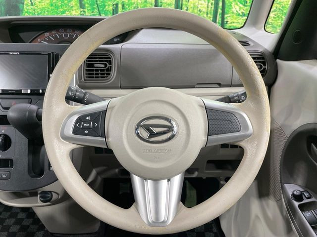 �C���e���A�ɍ��킹���f�U�C���̃X�e�A�����O�́A�^�]�������̂��Ƃ��l���A�^�]���₷���`��A�傫���ł��B�����x�A���ۂɐG���Ă��m���߂��������B