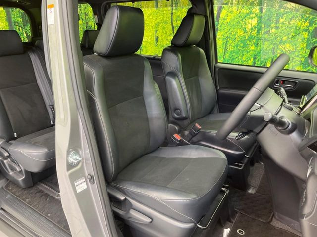 【ハーフレザーシート】高級感と座り心地を両立した人気のシート♪背面・座面のファブリック素材は、通気性の良さや滑りにくさに優れています。気温や服装に左右されず快適にお乗りいただけます。