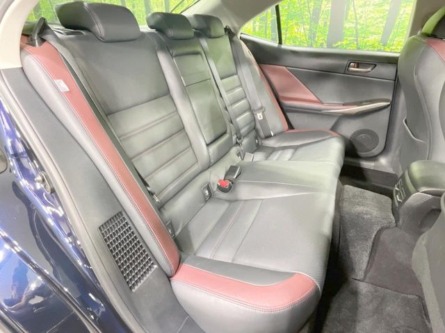 後部座席も気になるようなキズ・汚れやへたり等、大きなダメージはなく、良好な状態です。