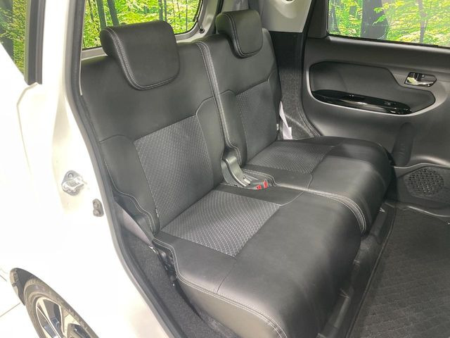 後部座席も気になるようなキズ・汚れやへたり等、大きなダメージはなく、良好な状態です。