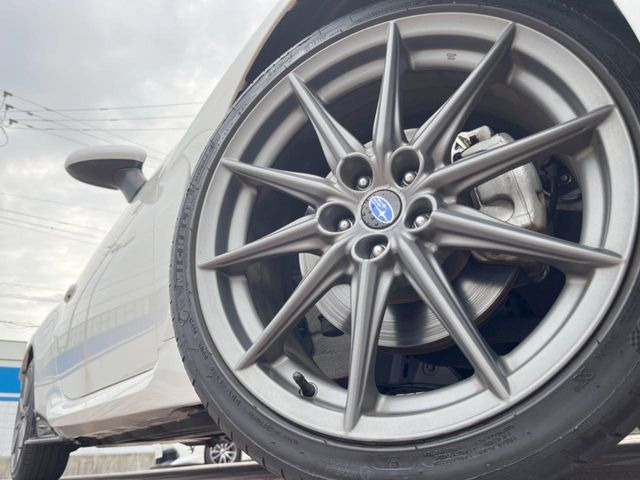 【純正18インチアルミホイール】外観にマッチした純正アルミホイールを装着しております。各種社外アルミホイールや、スタッドレスタイヤも取扱いしております。是非ご相談ください♪
