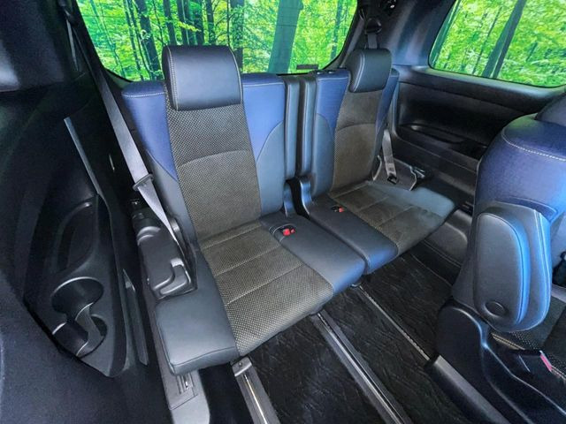 後部座席も気になるようなキズ・汚れやへたり等、大きなダメージはなく、良好な状態です。