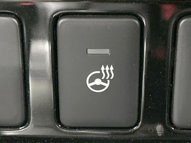 【ステアリングヒーター】冬場に冷たくなりやすい革巻きステアリングを、スイッチ一つで素早く適温に!エアコンよりも早く温まってくれるので、寒い日の運転も快適になりますね♪