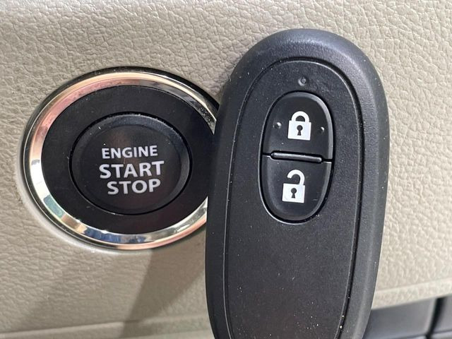 【キーレススタートシステム】カバンやポケットに入れたままでもドアの施錠・解錠が可能なスマートキーを装備。エンジンのオン・オフ時もカギを取り出す必要が無いからとっても便利です♪