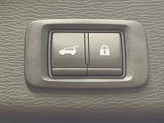 【パワーバックドア】スマートキーや運転席のボタンを押すだけでリアゲートが自動で開閉します!荷物を持っている時や、高い位置にあるバックドアを閉める際に便利な機能です♪