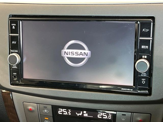 【純正ナビ】人気の純正ナビを装備。オーディオ機能も充実しており、Bluetooth接続すればお持ちのスマホやMP3プレイヤーの音楽を再生可能!毎日の運転がさらに楽しくなります!!