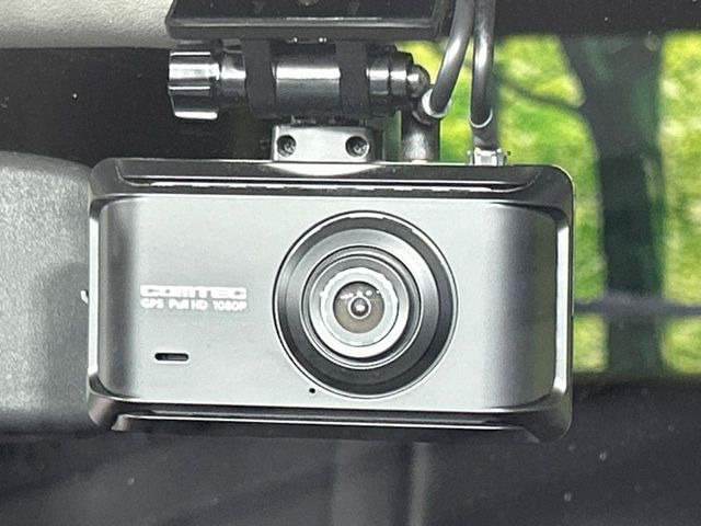 【ドライブレコーダー】安心・安全なカーライフに必須のドライブレコーダーを装備!走行中はもちろん、あおり運転や事故に遭遇した際の状況も映像で記録し、万一のリスクに備えます。