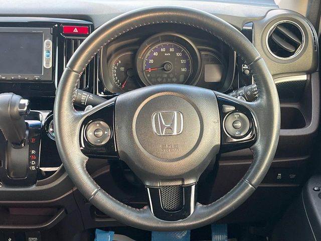 【純正革巻きステアリング】上質な革を使用することで、手にしっかり馴染みとても運転しやすいハンドルです♪