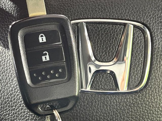 【キーレス】少し離れた場所からでもボタン一つでドアの開錠・施錠ができるのでとっても便利!ドアの鍵穴周りに傷をつけることもありません♪