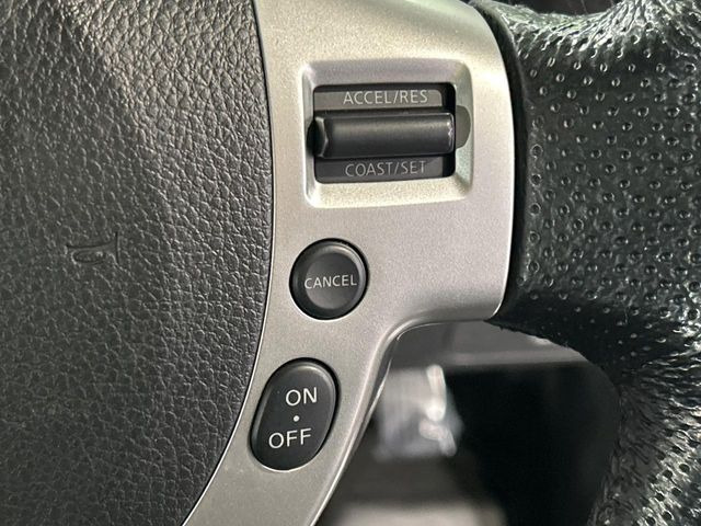 【クルーズコントロール】高速道路もラクラク走行。アクセルを離しても一定速度で走行ができ、長距離運転時の負担を軽減!加速・減速も簡単なスイッチ操作で調整できます。