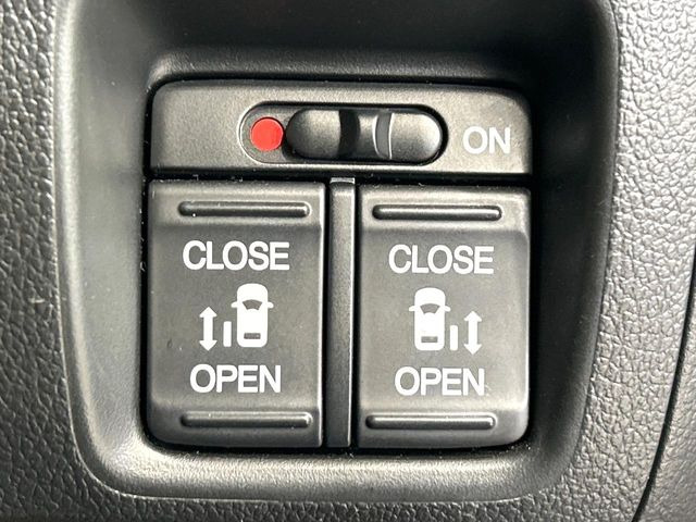 【両側パワースライドドア】スマートキーや運転席のスイッチで後席両側スライドドアの開閉が可能♪電動だから力を入れてドアを開ける必要が無く、小さなお子様でも簡単に開け閉めでき快適です♪