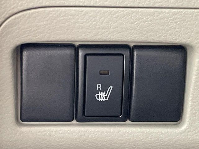 【シートヒーター】寒い日に重宝するシートヒーター!エアコンより早く温まってくれるので寒がりの人も安心ですね♪エアコンの温風は乾燥するから苦手、という方にもをおすすめです。