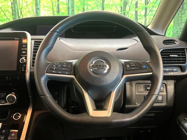 �C���e���A�ɍ��킹���f�U�C���̃X�e�A�����O�́A�^�]�������̂��Ƃ��l���A�^�]���₷���`��A�傫���ł��B�����x�A���ۂɐG���Ă��m���߂��������B