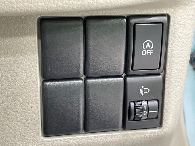 【アイドリングストップ】赤信号や渋滞で停車した際にエンジンを停止し、無駄な燃料の消費を抑えます。燃費向上や環境保護につなげる機能♪エンジンはブレーキを離せば再始動します。