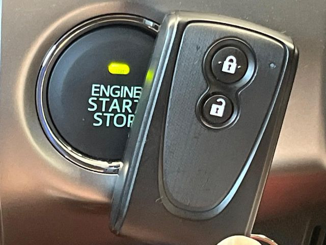 【キーフリーシステム】カバンやポケットに入れたままでもドアの施錠・解錠が可能なスマートキーを装備。エンジンのオン・オフ時もカギを取り出す必要が無いからとっても便利です♪