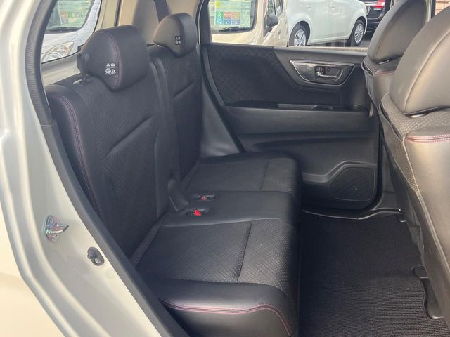 後部座席も気になるようなキズ・汚れやへたり等、大きなダメージはなく、良好な状態です。