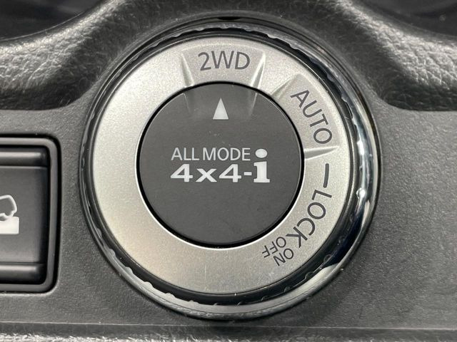 �y�I�[�����[�h4&times;4�z2WD/4WD���[�h����y�ɐ؂�ւ��\�B�R��d����2WD�A�X�^�b�N���ɖ𗧂�LOCK�AAUTO���[�h�ł�4WD�̔z���������Œ������A�H�ʏ󋵂��킸���肵��������T�|�[�g�B