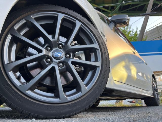 �y����18�C���`�A���~�z�C�[���z�O�ςɃ}�b�`���������A���~�z�C�[���𑕒����Ă���܂��B�e��ЊO�A���~�z�C�[����A�X�^�b�h���X�^�C�����戵�����Ă���܂��B���񂲑��k����������