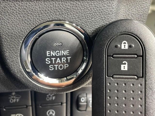 【キーフリーシステム】カバンやポケットに入れたままでもドアの施錠・解錠が可能なスマートキーを装備。エンジンのオン・オフ時もカギを取り出す必要が無いからとっても便利です♪