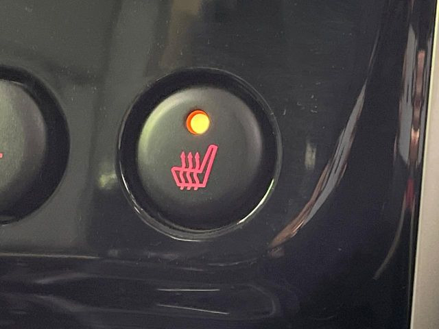 【シートヒーター】寒い日に重宝するシートヒーター!エアコンより早く温まってくれるので寒がりの人も安心ですね♪エアコンの温風は乾燥するから苦手、という方にもをおすすめです。