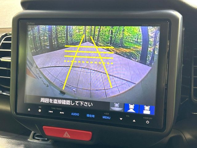 【バックカメラ】駐車時に後方がリアルタイム映像で確認できます。大型商業施設や立体駐車場での駐車時や、夜間のバック時に大活躍!運転スキルに関わらず、今や必須となった装備のひとつです!