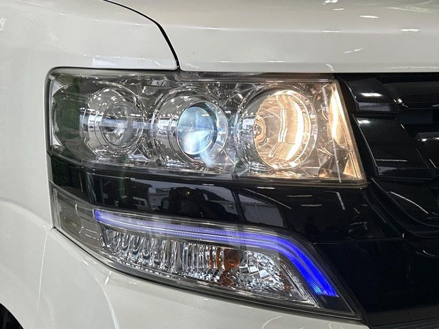 【HIDヘッドライト】非常に明るく前方を照らしてくれるので、悪天候や夜間の走行時も視界良好で安心してお乗りいただけます。