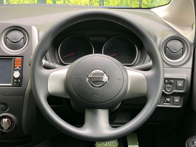 �C���e���A�ɍ��킹���f�U�C���̃X�e�A�����O�́A�^�]�������̂��Ƃ��l���A�^�]���₷���`��A�傫���ł��B�����x�A���ۂɐG���Ă��m���߂��������B