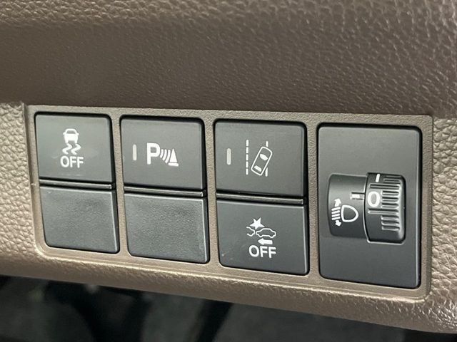 【ホンダセンシング】走行中に前方の車両等を認識し、衝突しそうな時は警報とブレーキで衝突回避と被害軽減をアシスト。より安全にドライブをお楽しみいただけます。