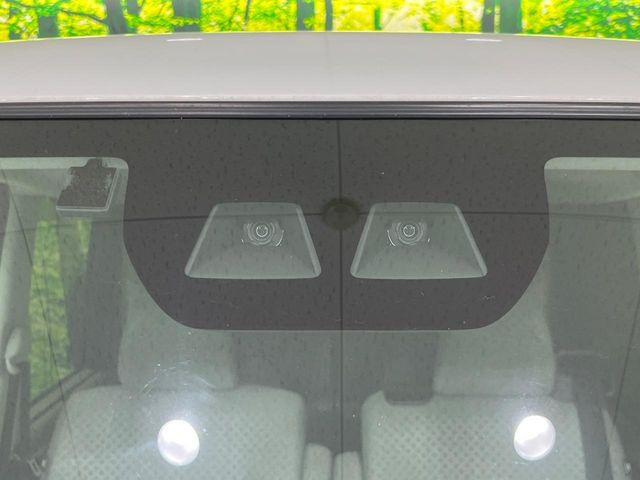 【スマートアシスト】走行中に前方の車両等を認識し、衝突しそうな時は警報とブレーキで衝突回避と被害軽減をアシスト。より安全にドライブをお楽しみいただけます。