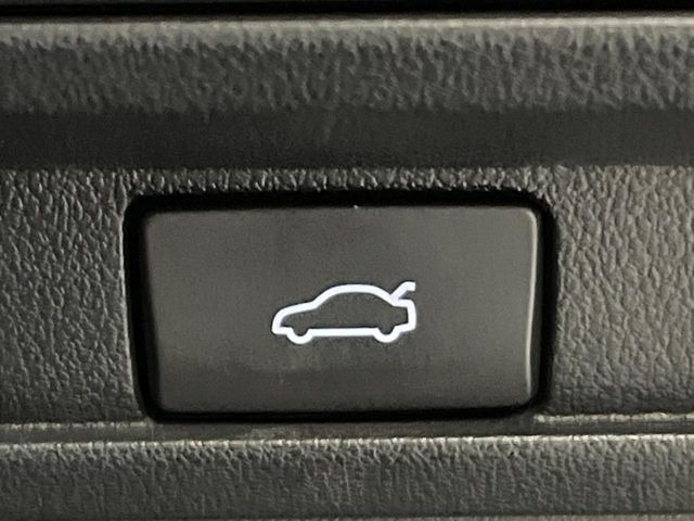 【ハンズフリーパワーバックドア】リアバンパー下部に足先を出し入れするだけでバックドアが自動で開閉♪両手が荷物でふさがっている時でもラクラク開閉操作が行えます!