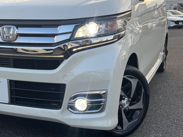 【HIDヘッドライト】非常に明るく前方を照らしてくれるので、悪天候や夜間の走行時も視界良好で安心してお乗りいただけます。