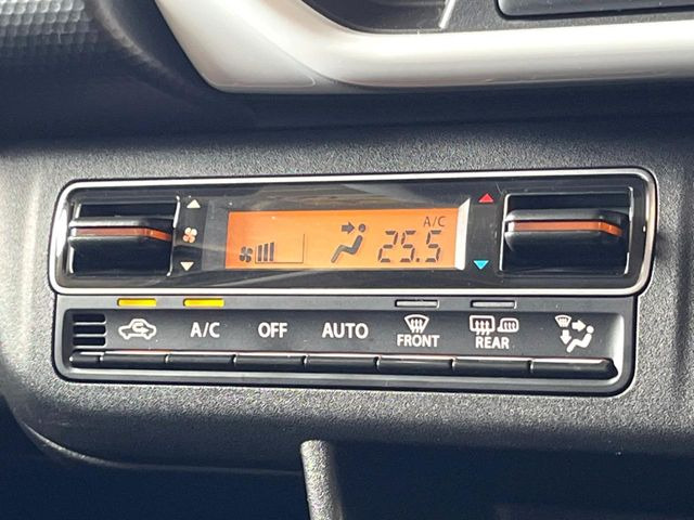 【オートエアコン】一度お好みの温度に設定すれば、車内の温度を検知し風量や温度を自動で調整。暑い…寒い…と何度もスイッチ操作をする必要はありません。快適な車内空間には必須の機能ですね♪