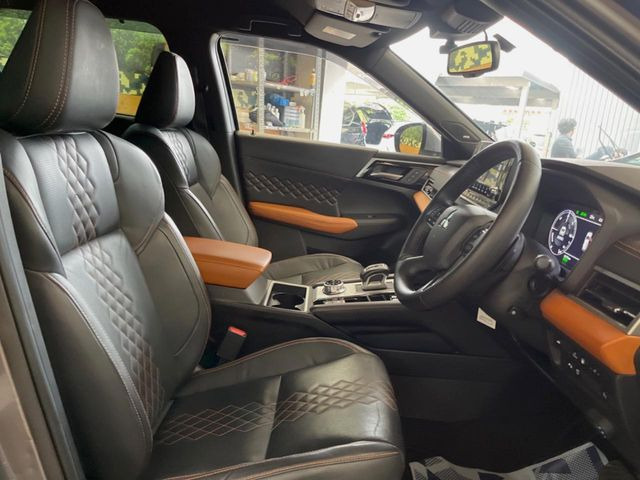 【黒革シート】上質な本革を使用し、高級感あふれる黒革シート。常に体に触れる部分だから、座り心地の良さにはこだわりたいですね♪汚れの付着や劣化を抑制する内装コーティング施工もおススメですよ♪