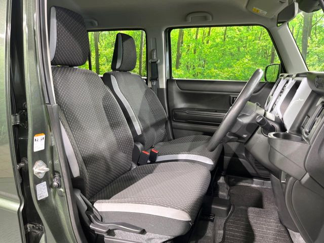 運転席まわりには十分なスペースがあり、大柄な方でもゆったり運転していただける環境です。