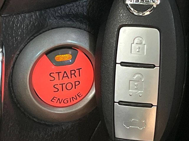 【インテリジェントキー】カバンやポケットに入れたままでもドアの施錠・解錠が可能なスマートキーを装備。エンジンのオン・オフ時もカギを取り出す必要が無いからとっても便利です♪