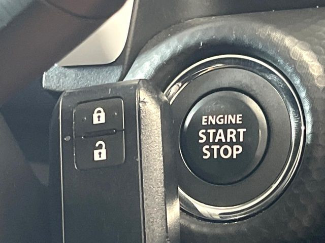 【キーレススタートシステム】カバンやポケットに入れたままでもドアの施錠・解錠が可能なスマートキーを装備。エンジンのオン・オフ時もカギを取り出す必要が無いからとっても便利です♪