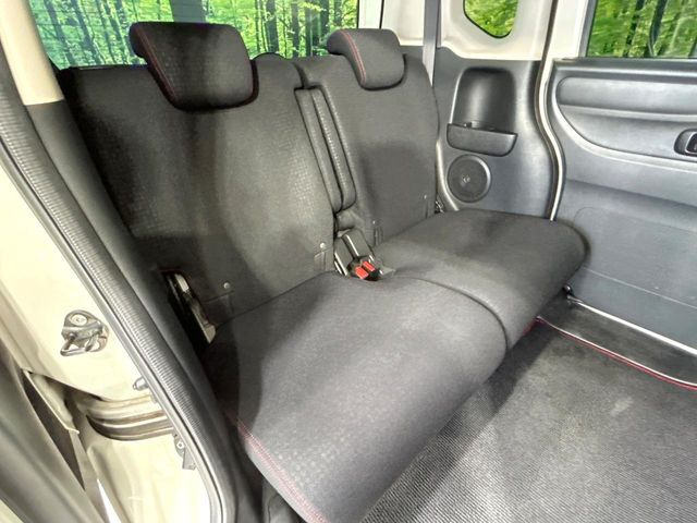 後部座席も気になるようなキズ・汚れやへたり等、大きなダメージはなく、良好な状態です。