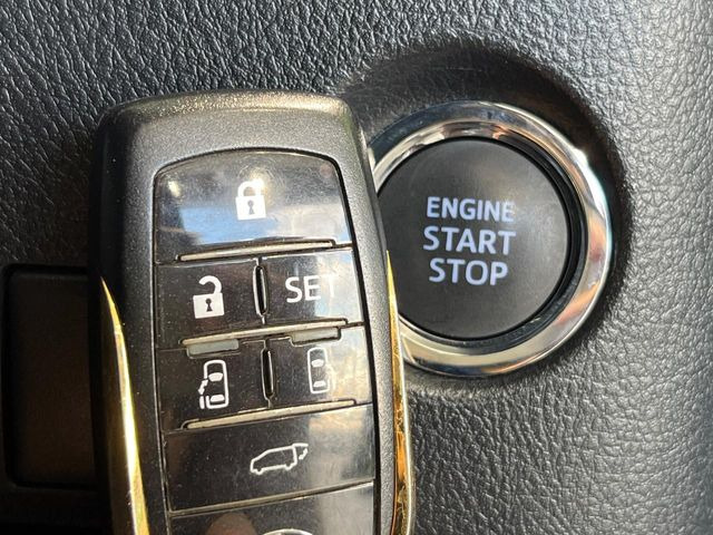 【スマートキー】カバンやポケットに入れたままでもドアの施錠・解錠が可能なスマートキーを装備。エンジンのオン・オフ時もカギを取り出す必要が無いからとっても便利です♪