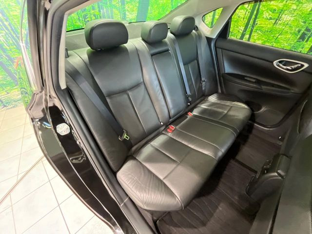 後部座席も気になるようなキズ・汚れやへたり等、大きなダメージはなく、良好な状態です。