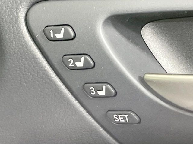 【メモリー機能付きパワーシート】ドライバーごとに設定したシート位置を記憶して、ボタン一つで切り替えできる便利な機能!運転する方が複数名いらっしゃるご家庭におすすめです♪