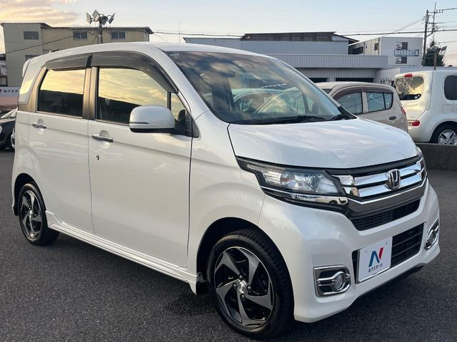 高透明度のガラス皮膜で撥水はもちろん、上質なツヤ・光沢を実現。紫外線や酸性雨から大切な愛車を保護し、色あせ・劣化を防止。「弾スプラッシュコート」、「弾プリミッサコート」からお選びいただけます。