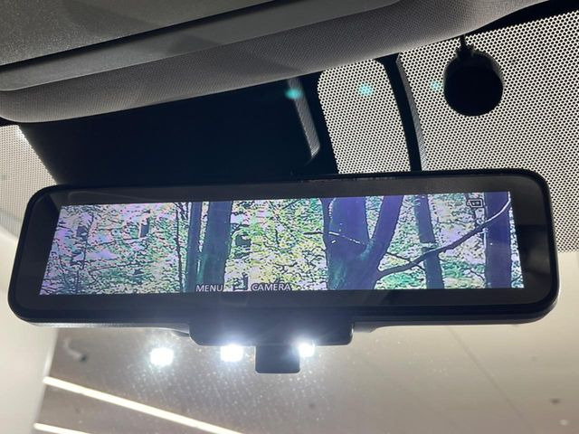 【インテリジェントルームミラー】後席の大きな荷物や同乗者で後方が確認しづらい時でも安心!カメラが撮影した車両後方の映像をルームミラー内に表示。クリアな視界で状況の確認が可能です!
