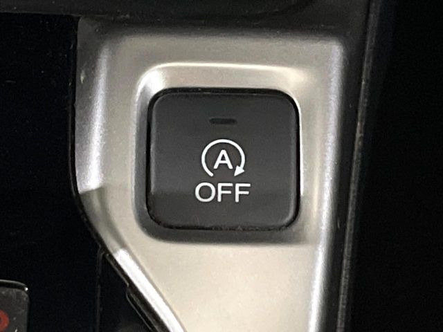【アイドリングストップ】赤信号や渋滞で停車した際にエンジンを停止し、無駄な燃料の消費を抑えます。燃費向上や環境保護につなげる機能♪エンジンはブレーキを離せば再始動します。
