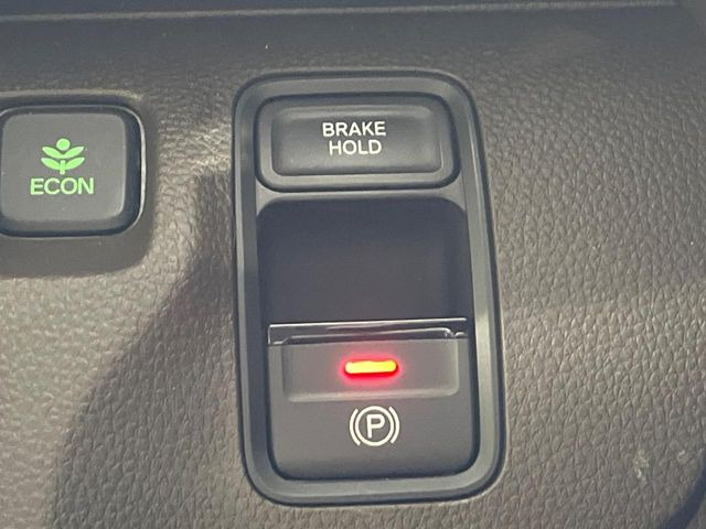 【オートブレーキホールド】信号待ちや渋滞で停車時にブレーキから足を離しても、停止状態を保持してくれます。前進するときはアクセルを踏めば自動で解除されるので安心♪街乗り運転が楽になります♪