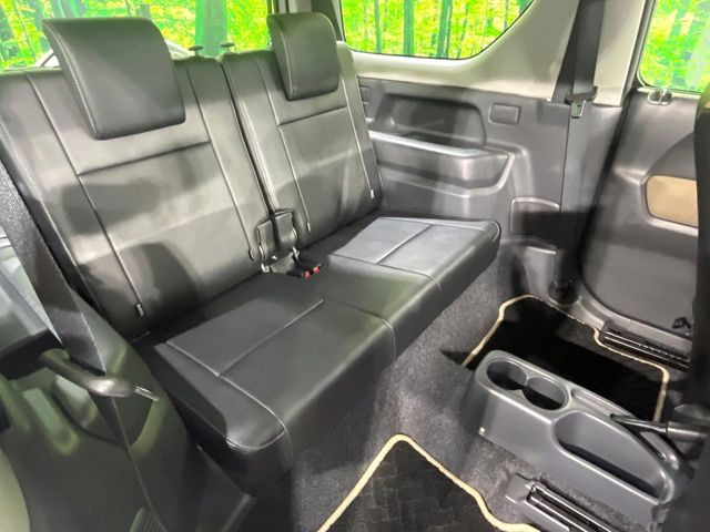 後部座席も気になるようなキズ・汚れやへたり等、大きなダメージはなく、良好な状態です。