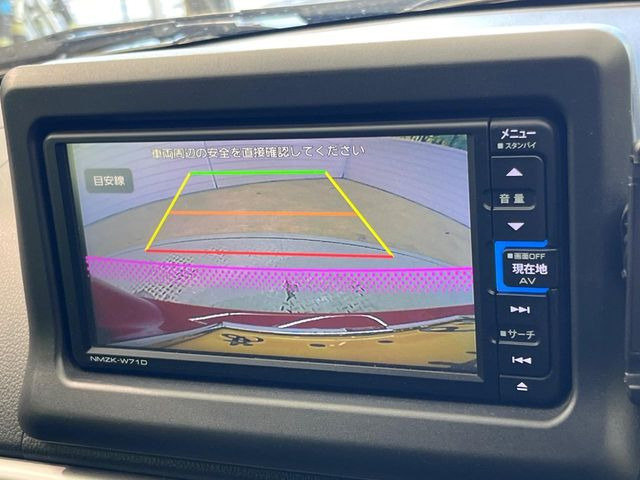 【バックカメラ】駐車時に後方がリアルタイム映像で確認できます。大型商業施設や立体駐車場での駐車時や、夜間のバック時に大活躍!運転スキルに関わらず、今や必須となった装備のひとつです!
