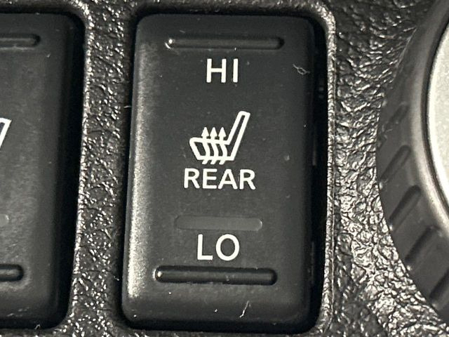 【前席+後席シートヒーター】寒い日に重宝するシートヒーターを後席にも装備!エアコンより早く温まってくれるので寒がりの人も安心ですね♪エアコンの温風は乾燥するから苦手、という方にもをおすすめです。