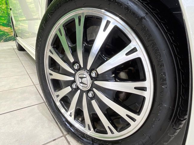 【純正15インチアルミホイール】外観にマッチした純正アルミホイールを装着しております。各種社外アルミホイールや、スタッドレスタイヤも取扱いしております。是非ご相談ください♪