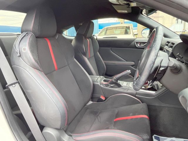 【ハーフレザーシート】高級感と座り心地を両立した人気のシート♪背面・座面はスエード調となっており、肌触りや滑りにくさに優れています。気温や服装に左右されず快適にお乗りいただけます。